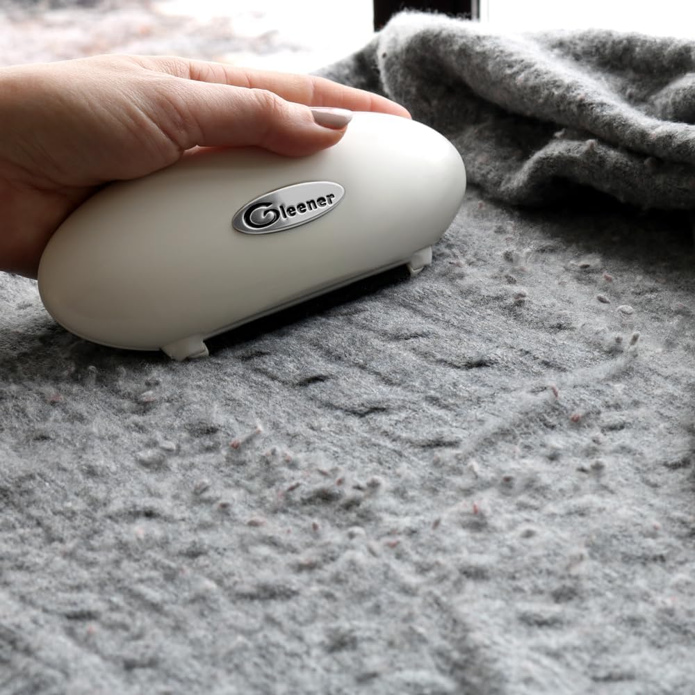 Compact Gleener – travel-sized fabric shaver & lint brush